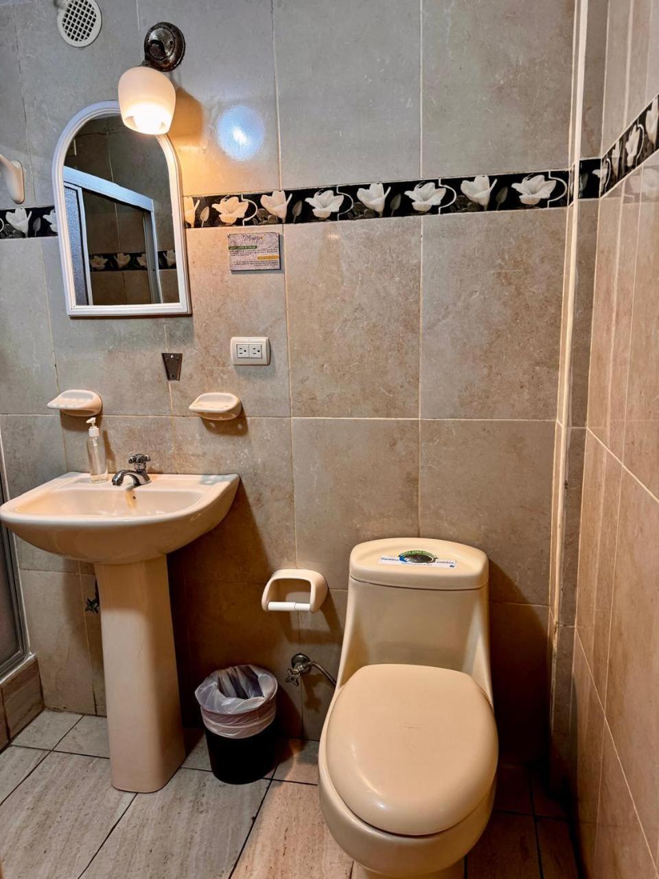 Hostal Muyuyo Puerto Ayora  Exteriör bild